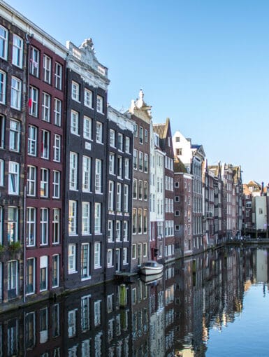 Iconic Damrak Canal in centraal Amsterdam.