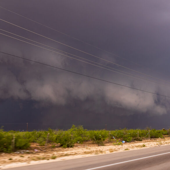 Big wall cloud south of Midland